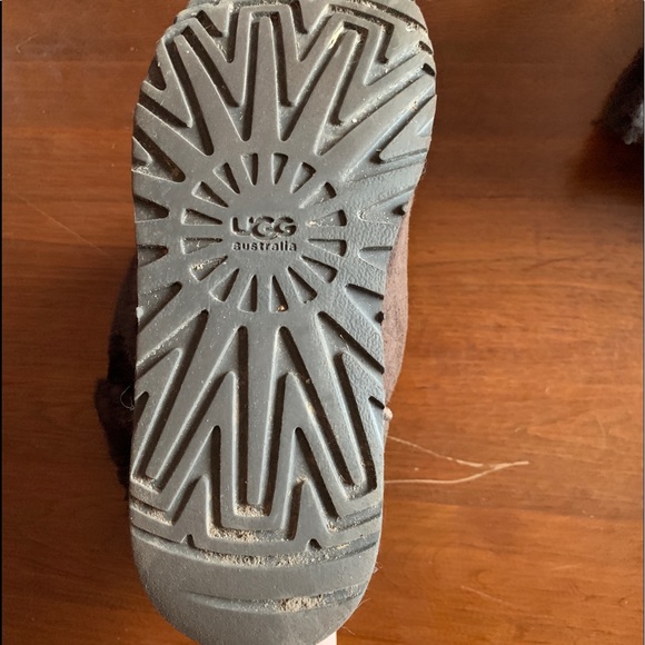 UGG Bailey Button - Picture 4 of 4